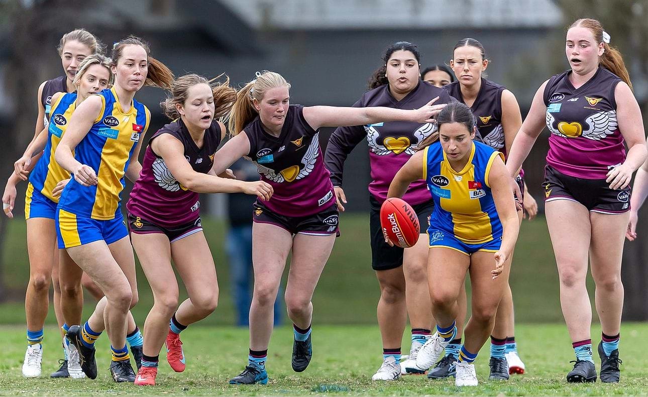 Claudia Irving,  Claire Schafter-Jacoby, Isabelle Nazaretian, Charlotte Haydn-Evans and Amy Montebelli surround their De La opponent