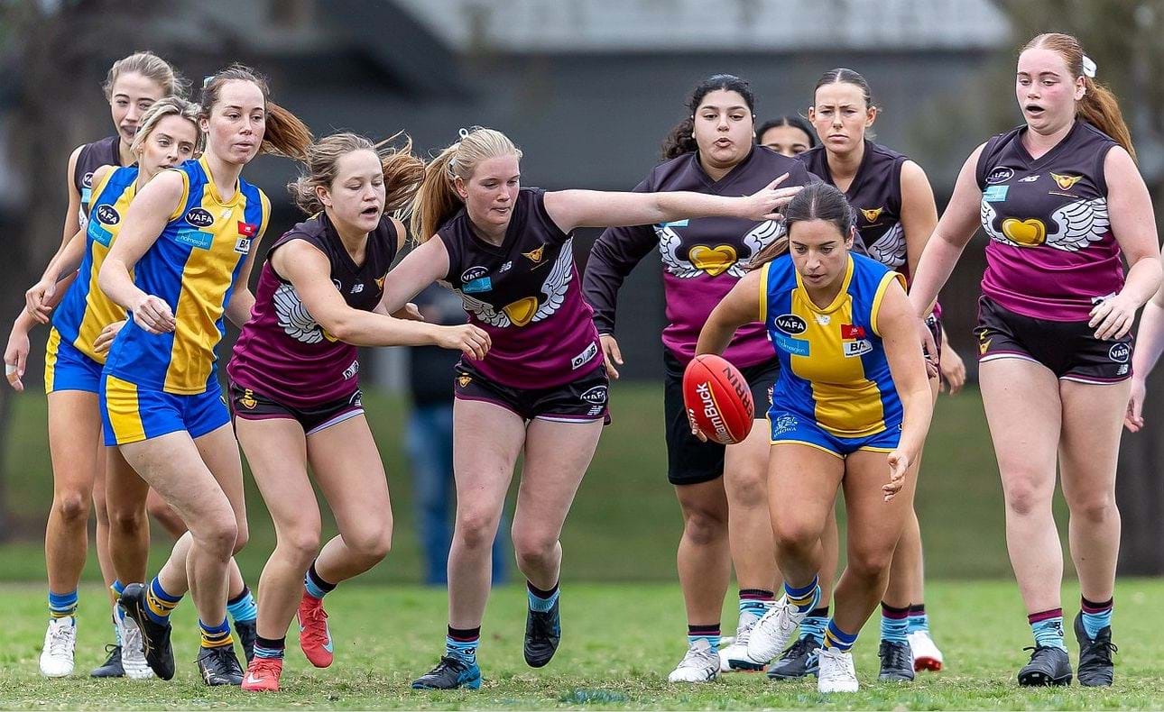 Claudia Irving, Claire Schafter-Jacoby, Isabelle Nazaretian, Charlotte Haydn-Evans and Amy Montebelli surround their De La opponent