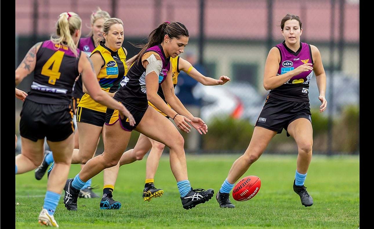 Eloise McCrae about to pounce supported by Rachael Hobley (4) and Ella Gown