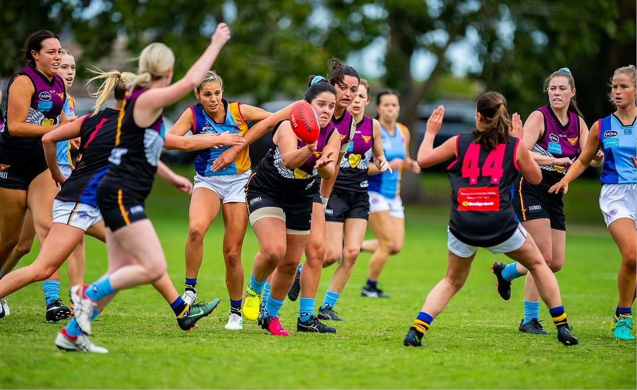 A big pack of players around Sarah Allingham handballing out towards Carly Dillon in the foreground; backing Sarah up are Hannah Pastore and Taylah Vines-Chapple, while Zoe Preston is at the far left and Carla Hewitt far right