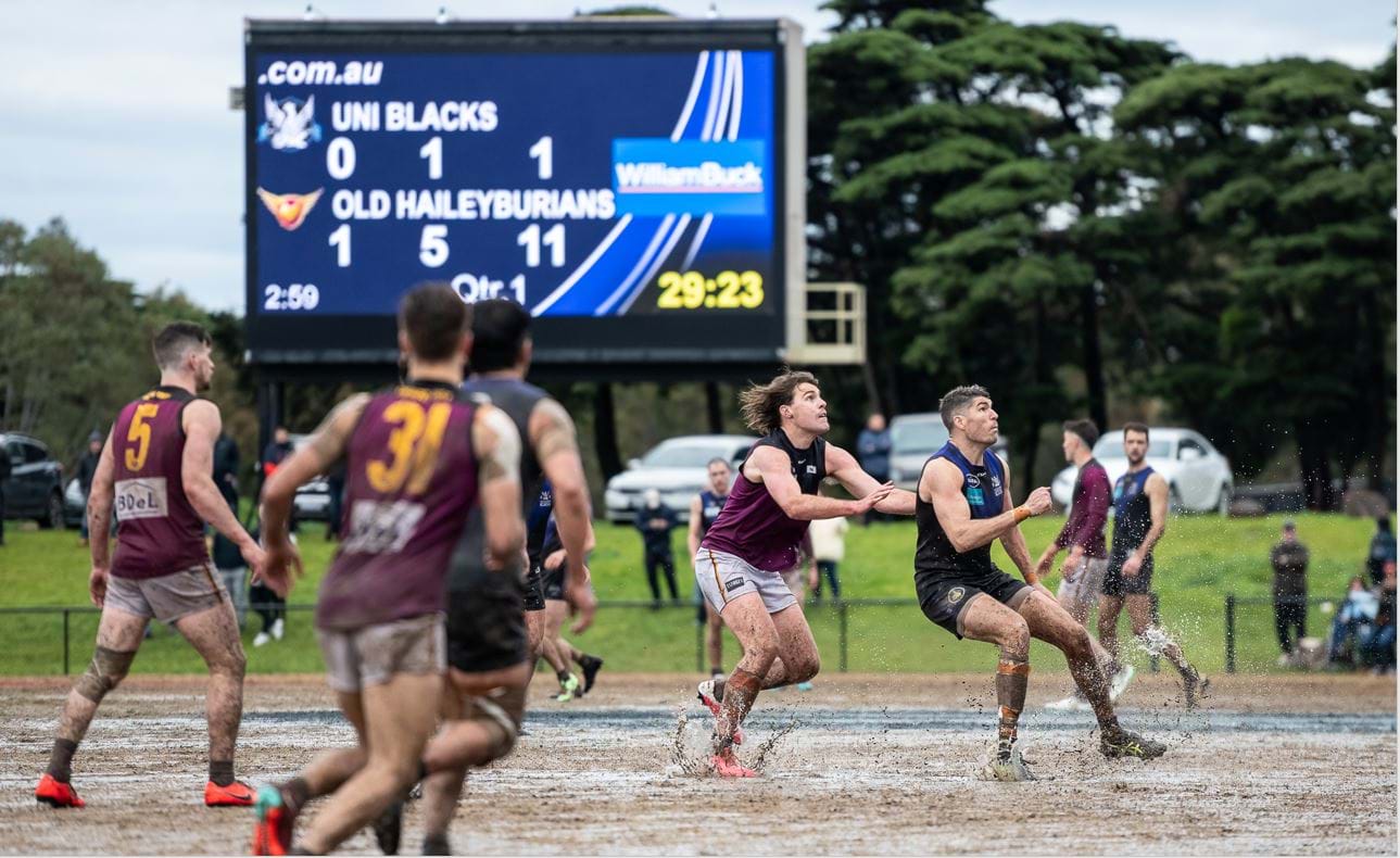 The Bloods hold a handy early lead near quarter time as Austin Bradtke rucks and Bred Seccull (5) and Brodie Steele (33) await the outcome