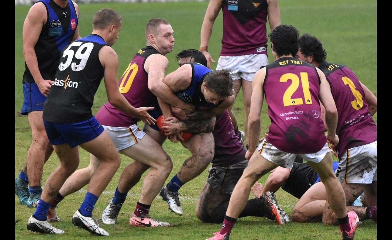 Typical congestion with Dre Stefanakis (20) and Josh Gasparini double-teaming their Uni opponent, Josh Docking (21) and Jack Bell (3) looking on