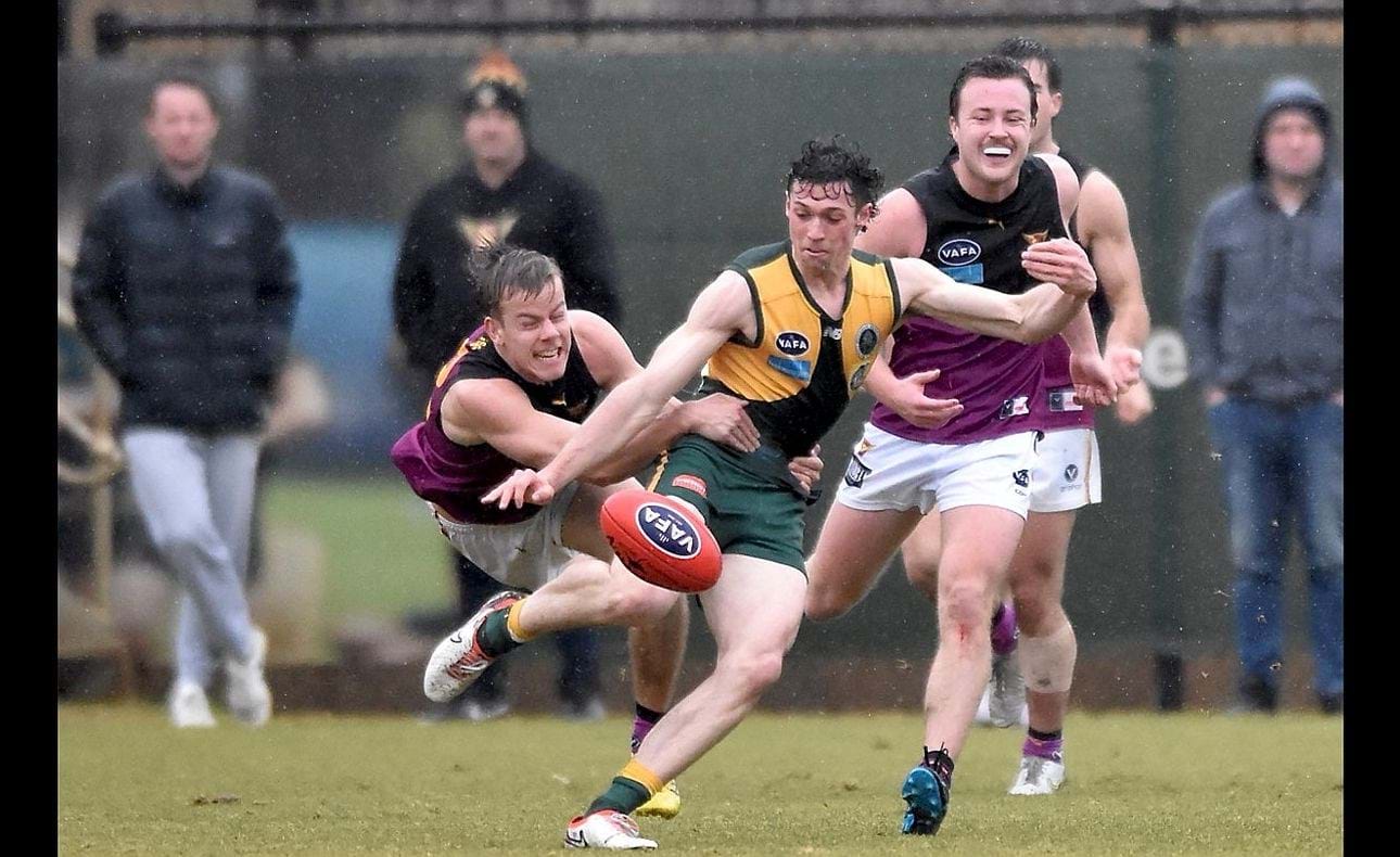 Mattias Rose lunges for his opponent watched by Max Sievers