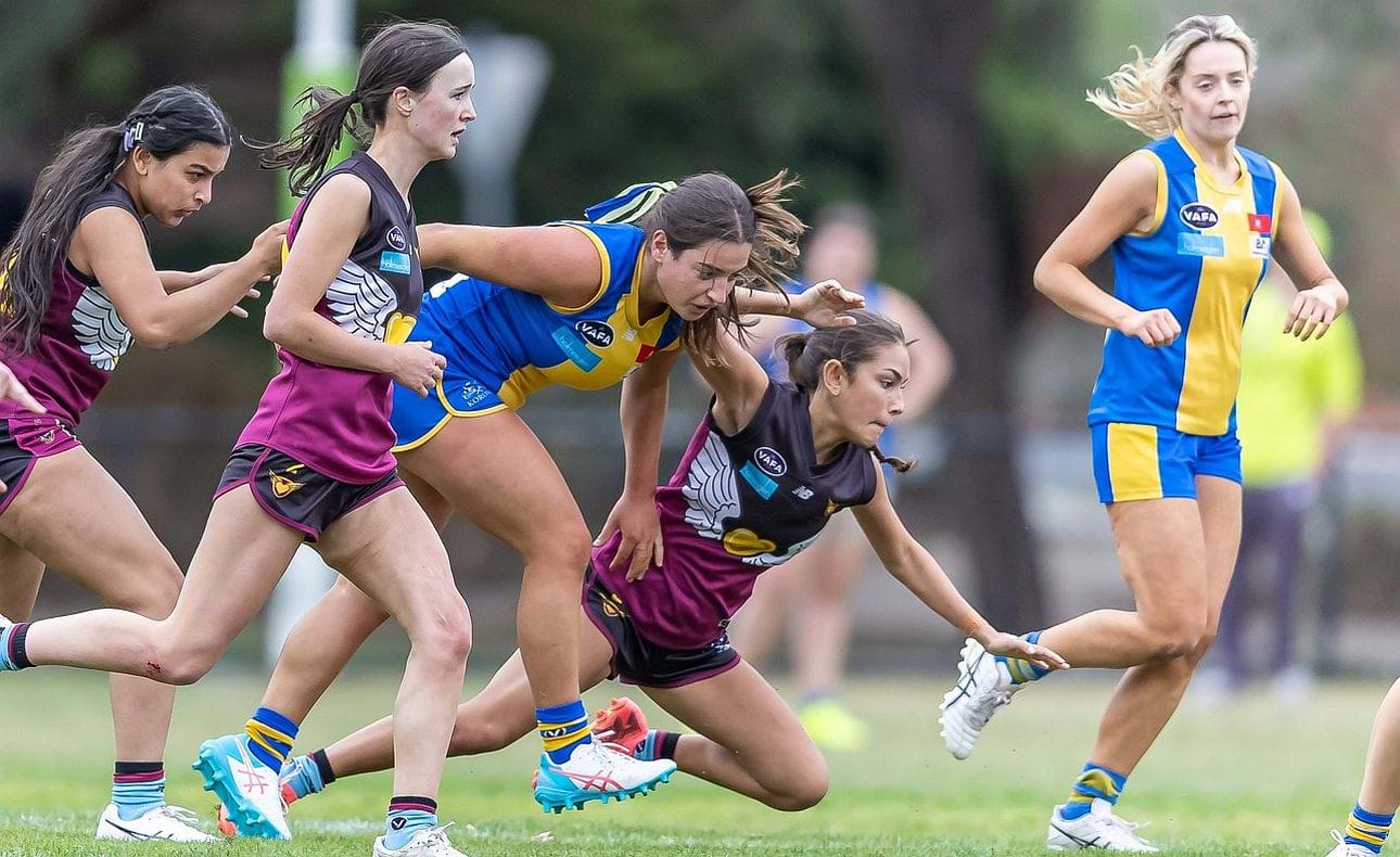 Jasmine Bettess diving for the ball with Tess Baxter just behind