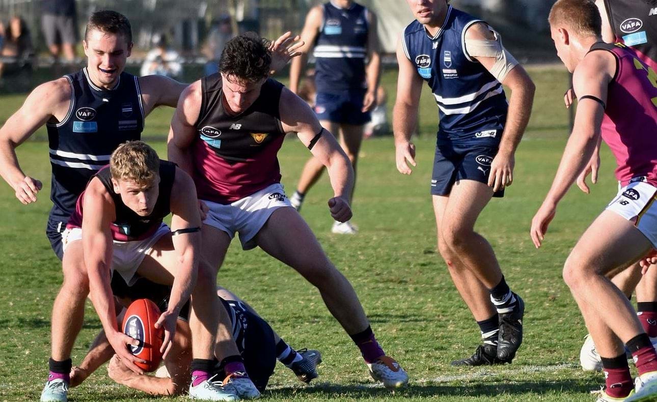 Hugo Nosiara collects on the bend, Brede Seccull protective behind