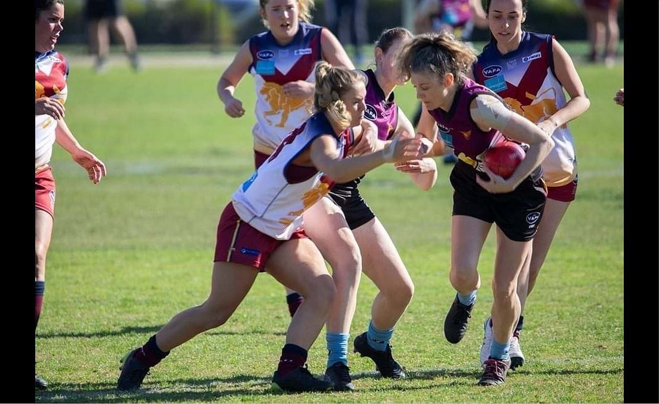 Peta Simkin evades a tackle