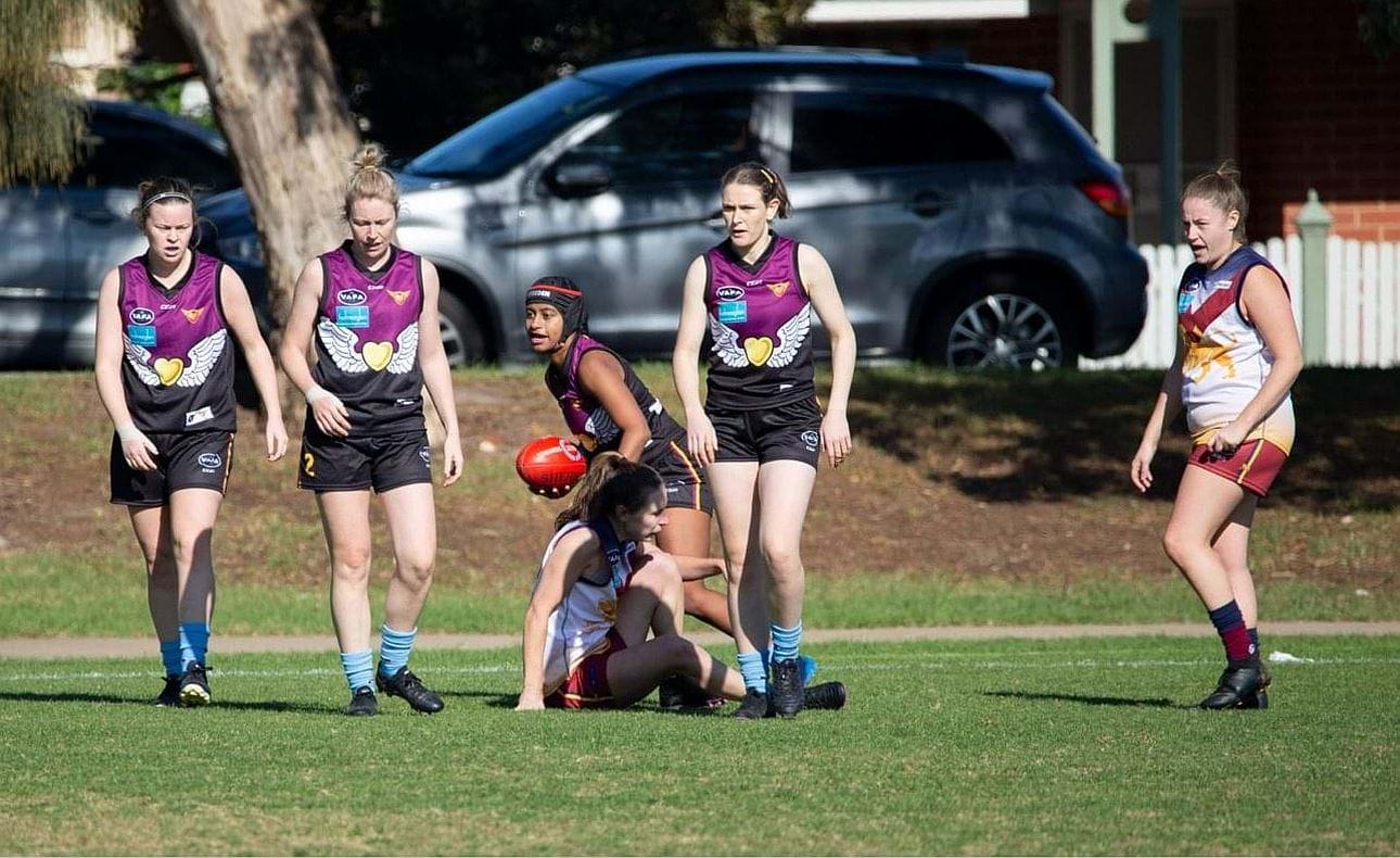 Pulli Gardiyawasam handballing with Bridget Hanrahan, Alexandra Vanderwaal and Lauren Oliver in support